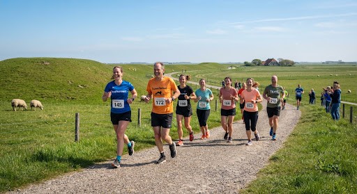 Deelnemers aan de Tuunwallenloop op Texel