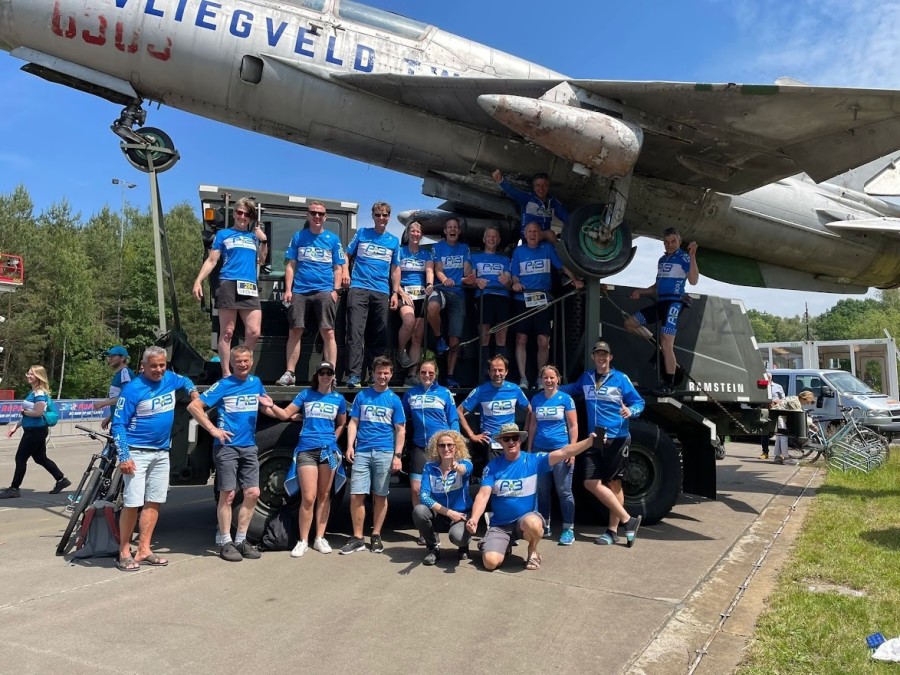 Het team op de foto bij de bus