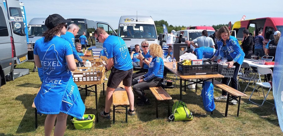 Teamleden bij een verzorgingspost