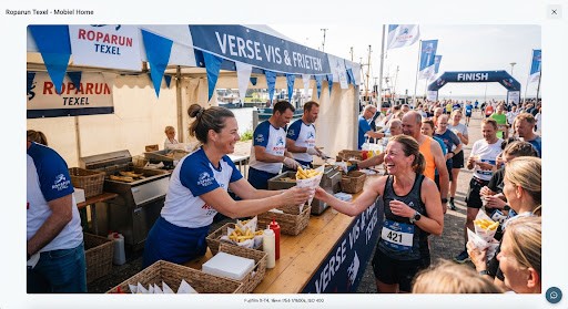 Vrijwilligers achter de kraam bij de Vis- en Patatloop