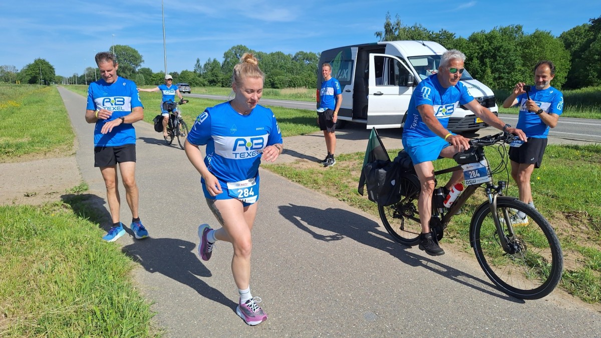 Lopers en fietsers van Team 284 onderweg tijdens de Roparun